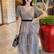2025夏季V领亮片钉珠绣花烟灰色短袖连衣裙蛋糕裙
