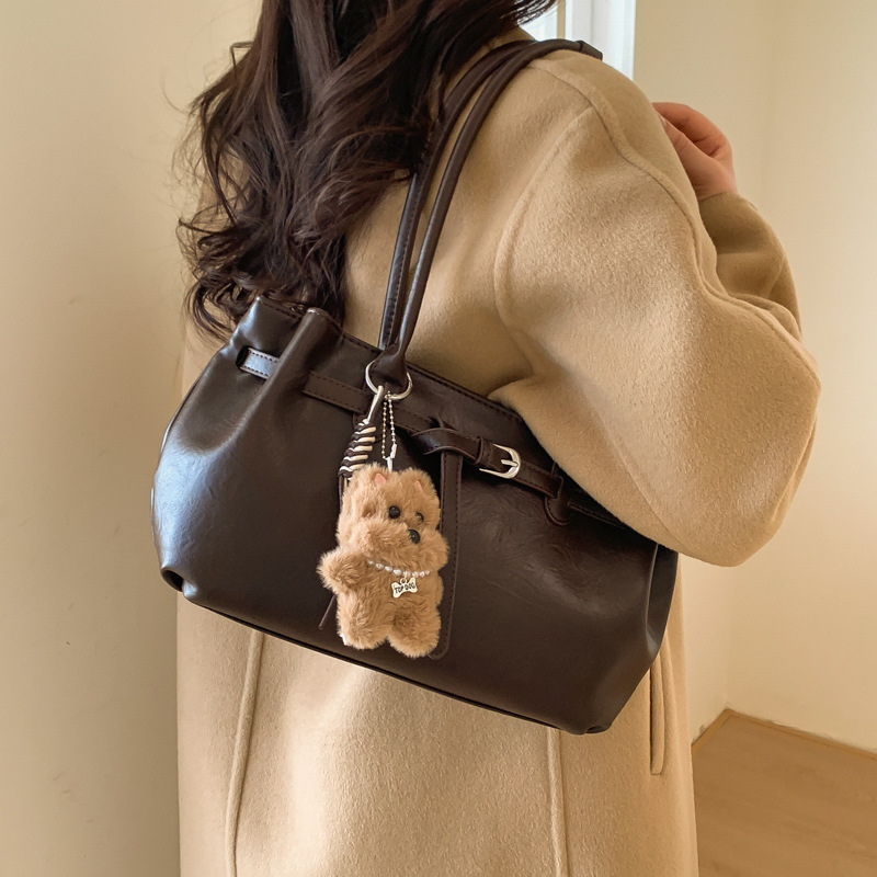 Otoño y invierno bolsas de mano de viaje de mujer bolsas retro de gran capacidad 2025 nuevas bolsas de hombro y brazales casuales versátiles