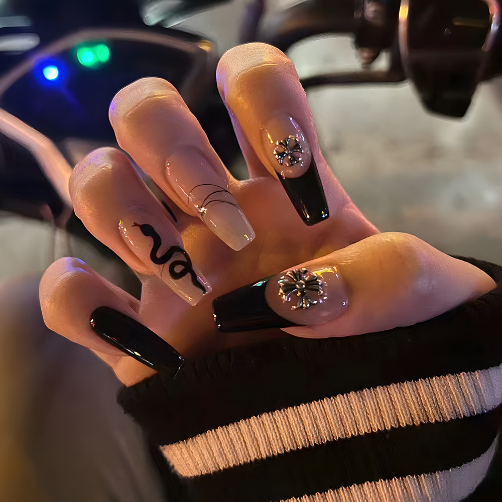 Ventas transfronterizas calientes de parches de uñas de diamantes, personalidades de serpiente frescas para usar uñas, temperamento frío y brillante, parches de uñas elegantes