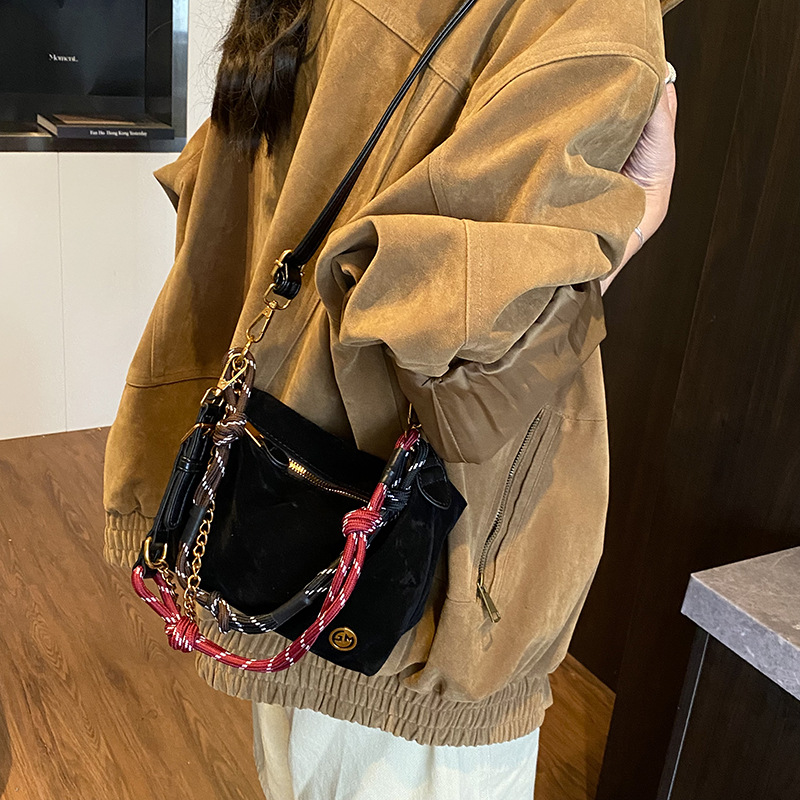 2025 invierno nuevo estilo de transporte exterior versátil bolso de brazo portátil de alta calidad bolso de hombro de lana suave bolso de mochila