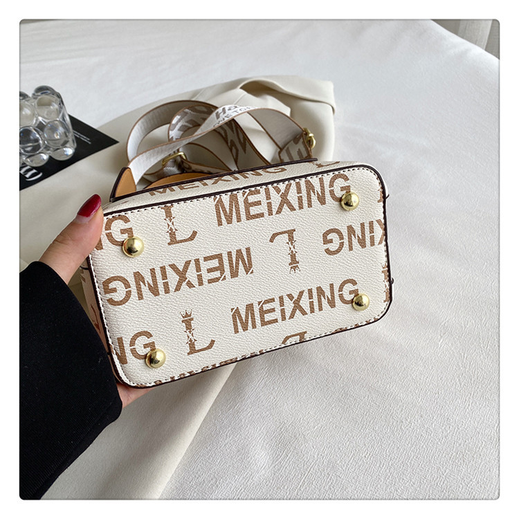 2023 Autumn New Live Broadcast Good Large Capacity Women's Single Shoulder Crossbody Bag Letter Retro Wide Shoulder Strap Bag for Women_voghion.com