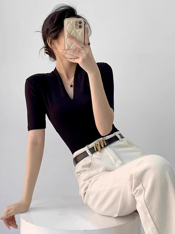 夏の女性向けの高級ブラックVネック半袖Tシャツ、スリムフィットの半袖ボトムシャツ、高級ビッグブランド気質トップス|undefined