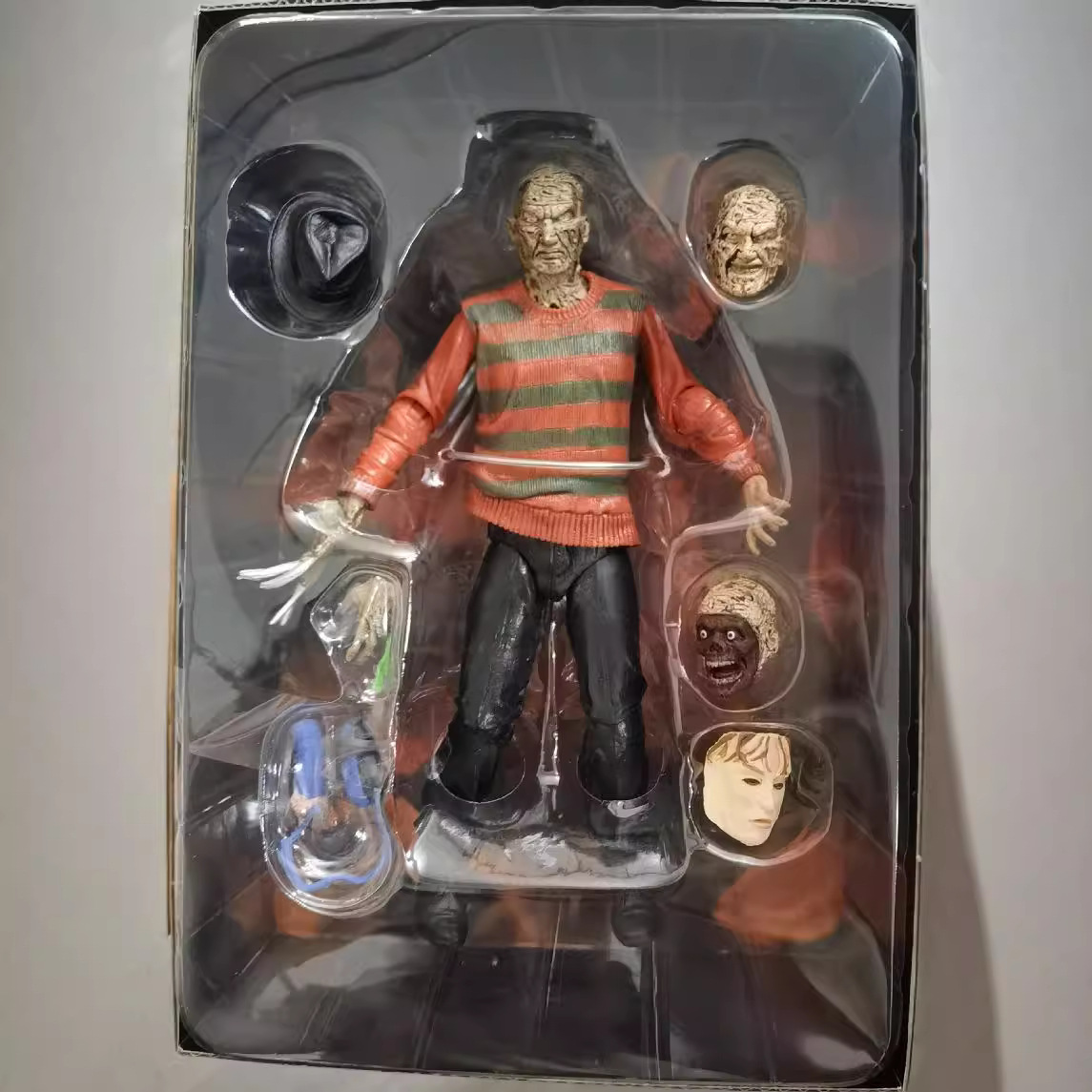 NECA versión de la película de lujo feroz Ghost Street Killer Fredi Super muñeca móvil modelo hecho a mano en caja