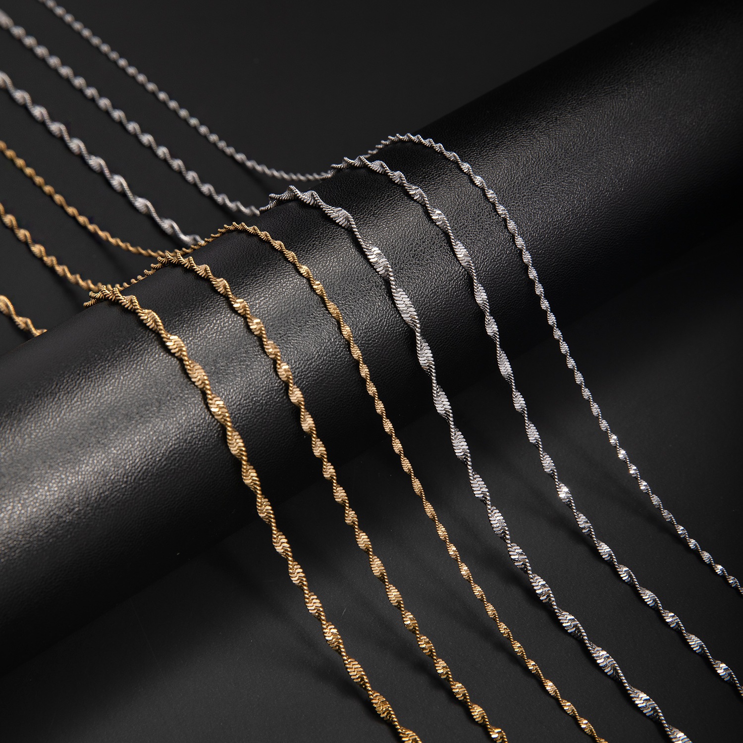 Cross-border European and American popular twisted water wave chain stainless steel necklace, fashionable, light luxury, simple water wave accessory wholesale