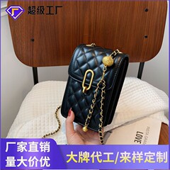 ファッショナブルで多用途な女性用スモールバッグ 2025 年夏新作シンプルな菱形チェーンバッグニッチデザインシングルショルダークロスボディバッグ