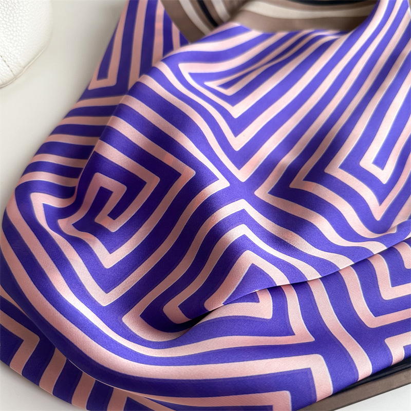 Pañuelo cuadrado de seda para mujer estampado laberinto minimal_voghion.com