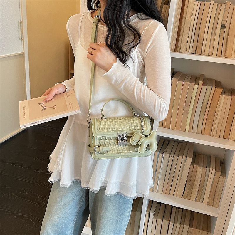 Bolsos cuadrados de alta sensación de tejido para mujeres 2026 nuevo bolso de moda, bolso de hombro universal