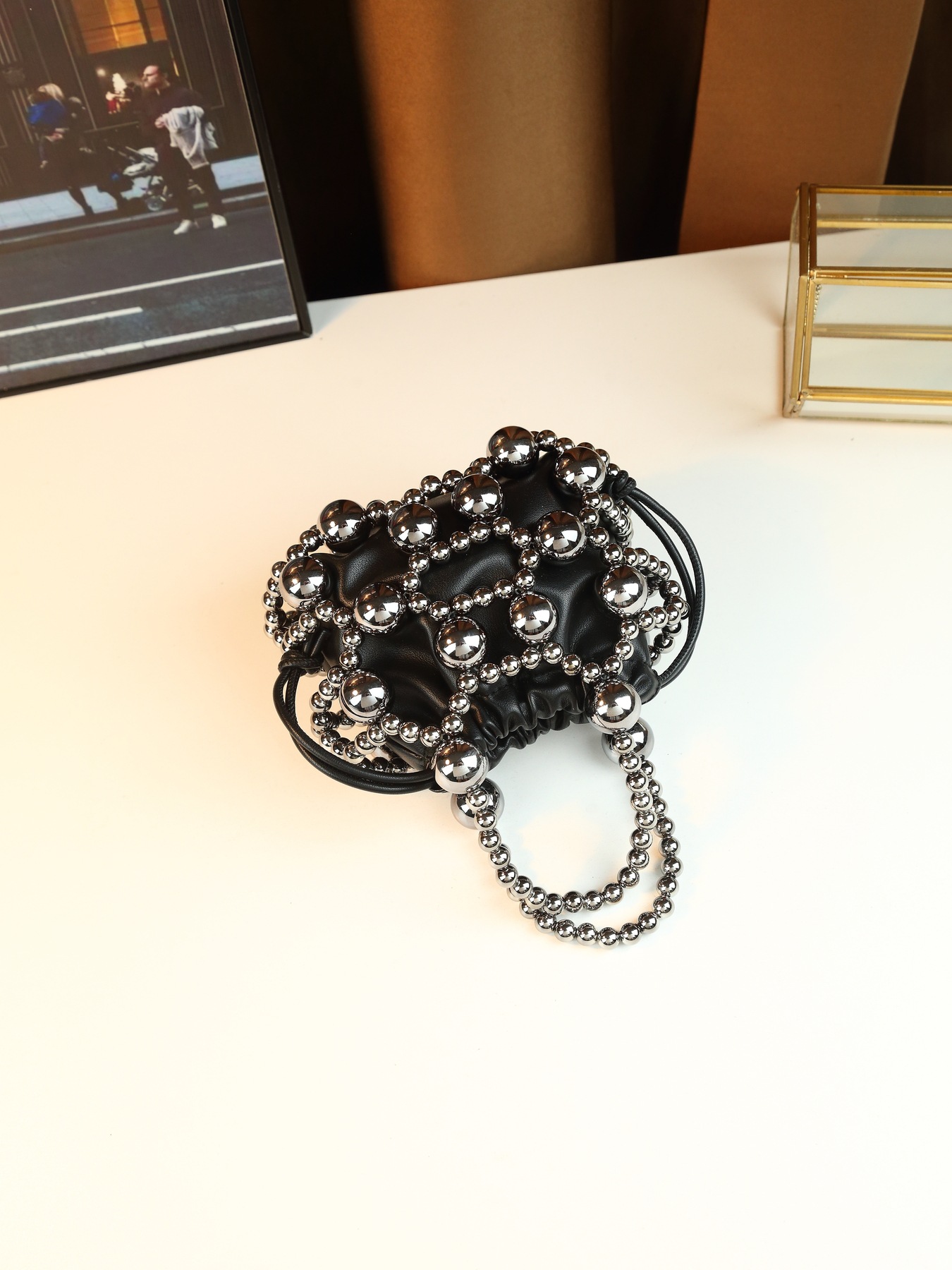 Borsa a secchiello donna con perle in metallo per sera_voghion.com