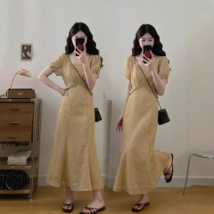 大きいサイズのフレンチポルカドットスクエアネック半袖ドレス女性のための 2025 夏の新しいスタイルの軽い豪華な気質ウエストロングスカート