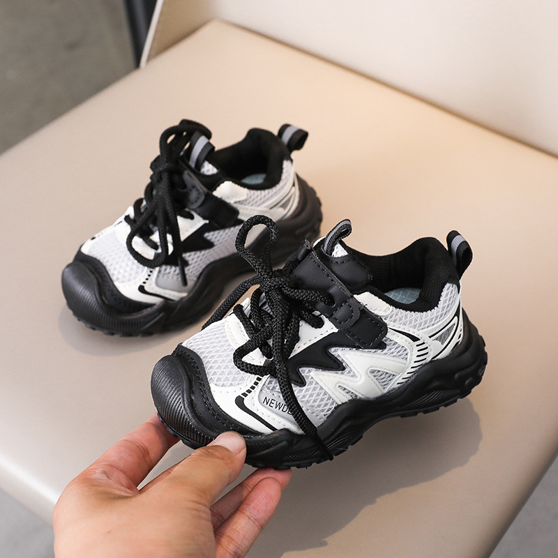 Niños y niñas zapatilla de deporte 2024 primavera y otoño nuevo bebé zapatos para correr de fondo suave zapatos para niños zapatillas de malla para niños al por mayor