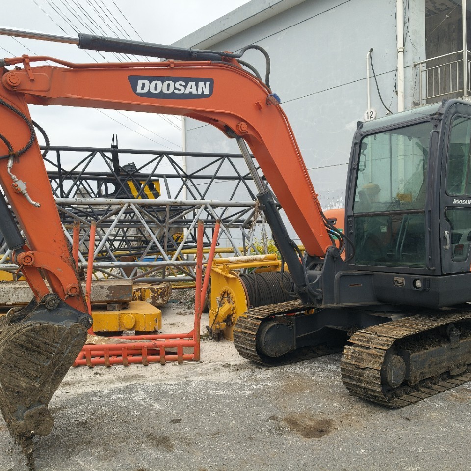 80% new second-hand Doosan DX55-9C tracked excavator low price sale complete documentation export available