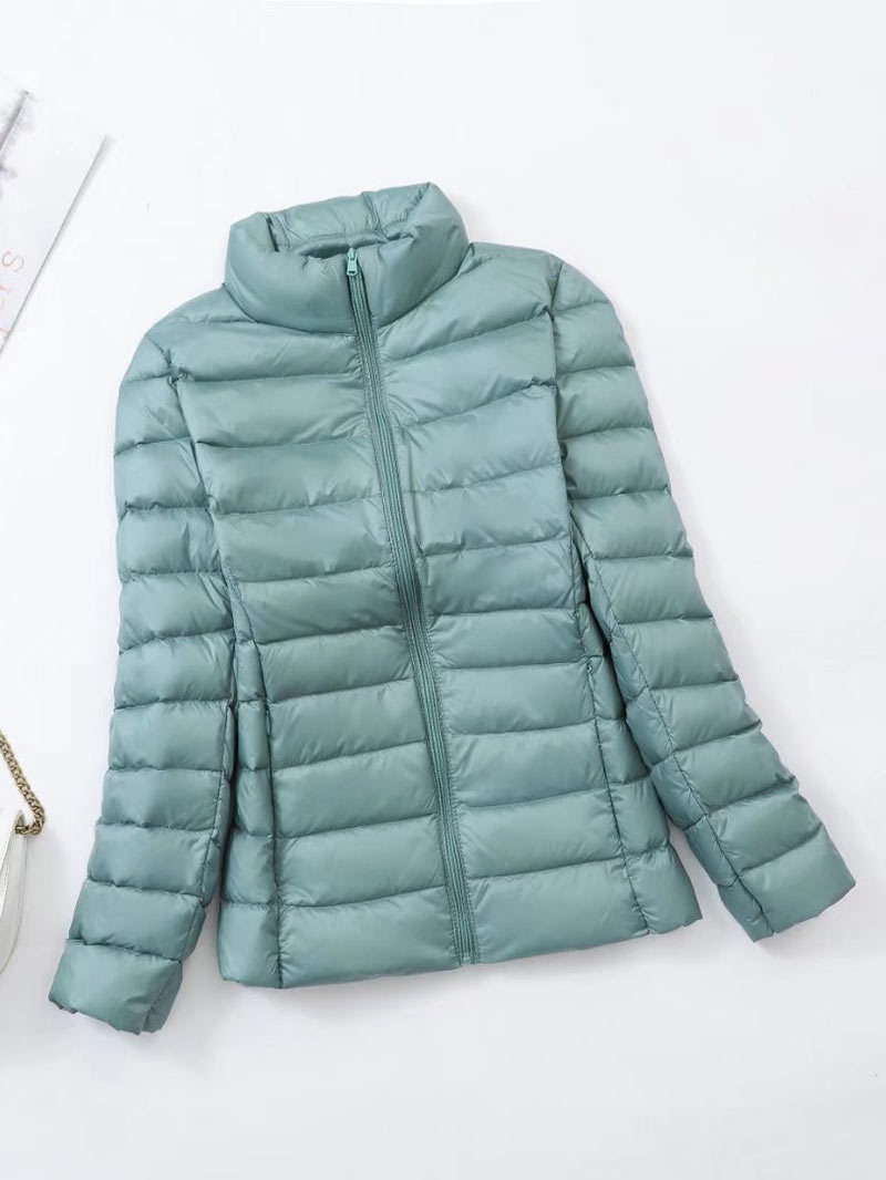 太って大きいサイズのダウンジャケットの女性の短いタイプの秋冬の新型のファッションのスタンドカラーの軽くて暖かいコートのファッションの上着