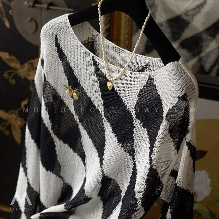 Skinny Upper Body Beautiful Black and White Contrast Color Diamond Misty Knitwear