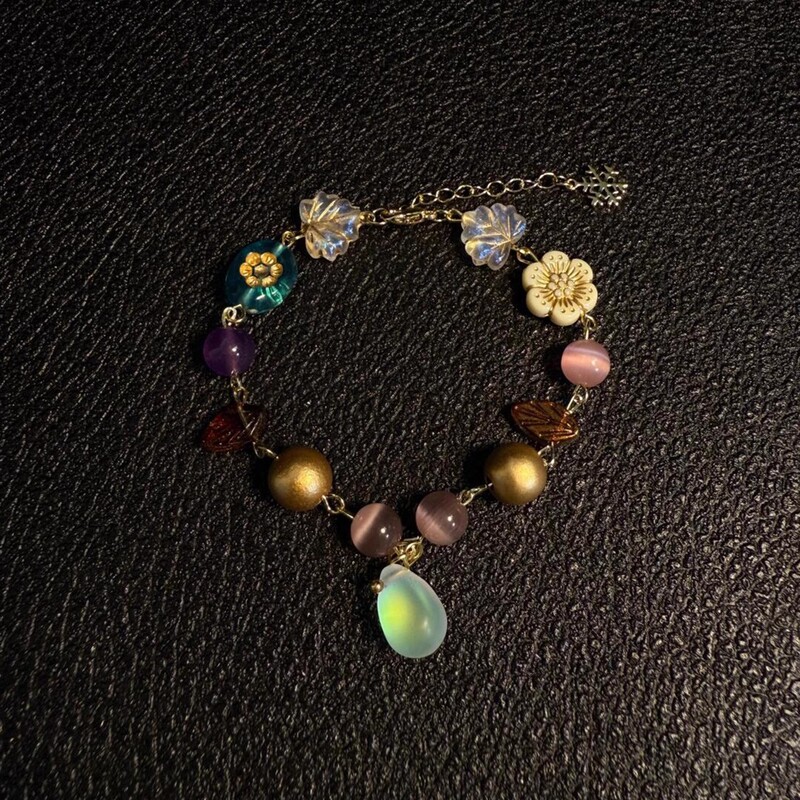 Vintage Snowflake Water Drop Pendant Bracelet Niche Design Versatile Beaded Bracelet High-End Jewelry for Women Vintage Snowflake Water Drop Pendant Bracelet Niche Design Versatile Beaded Bracelet High-End Jewelry for Women