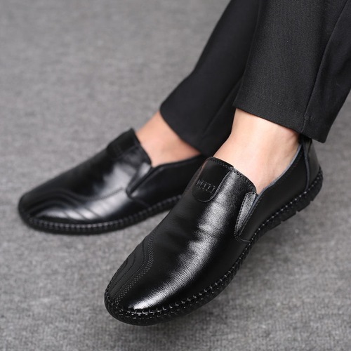 A pair of men's spring and summer new style English business casual leather shoes for men, work pinto shoes for men