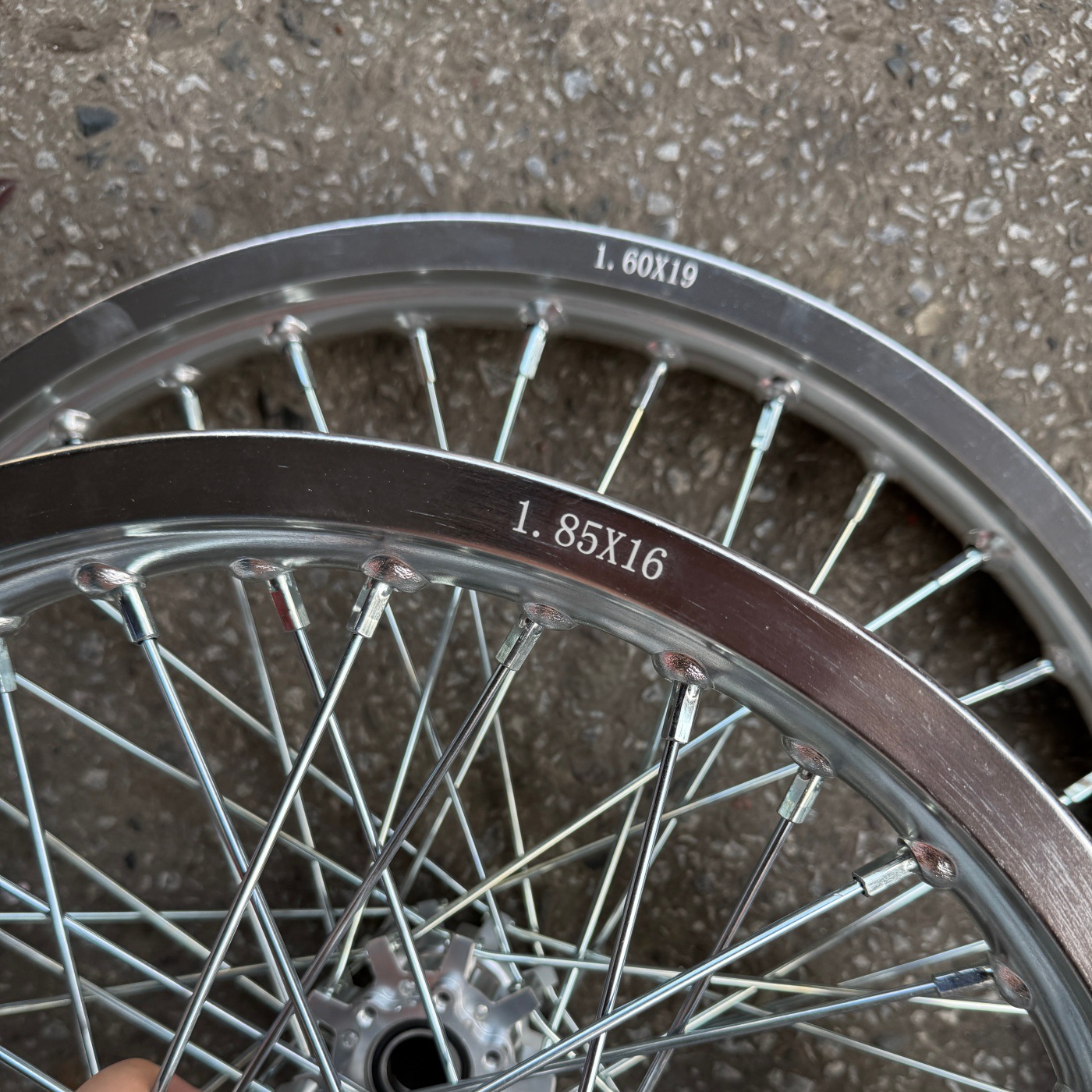 Suitable for QiuLong LightBee modification, 1.60-19 front, 1.85-16 rear, straight-pull CNC silver wheel hub assembly, LightBee wheel set