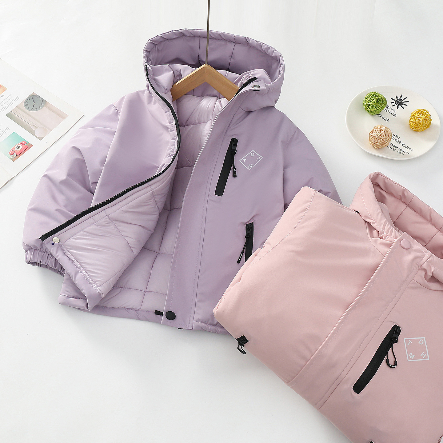 Niños trajes de asalto engrosados otoño-invierno 2025 nuevos niños de invierno chaqueta de algodón de niña grande ropa de invierno con sombrero de moda