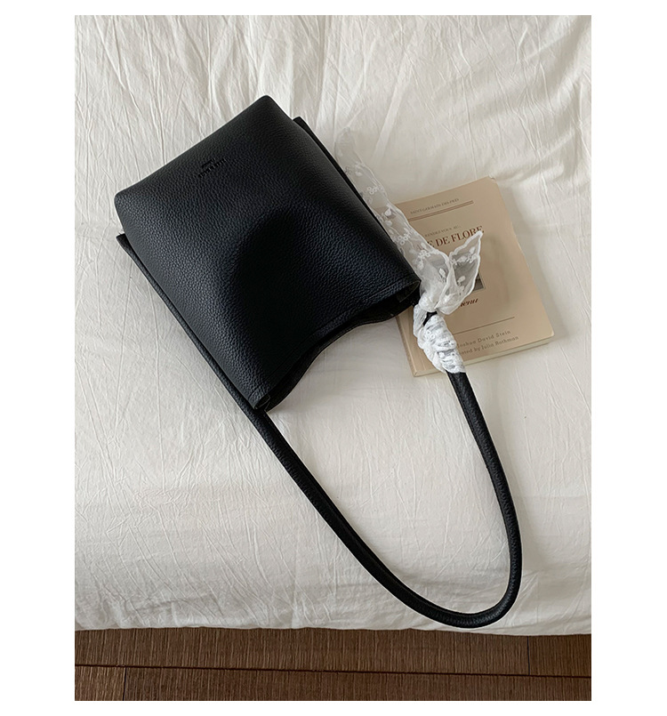 A trendy and versatile single-shoulder underarm bag for women in the summer of 2025, featuring a niche design and a simple commuting bucket bag undefined