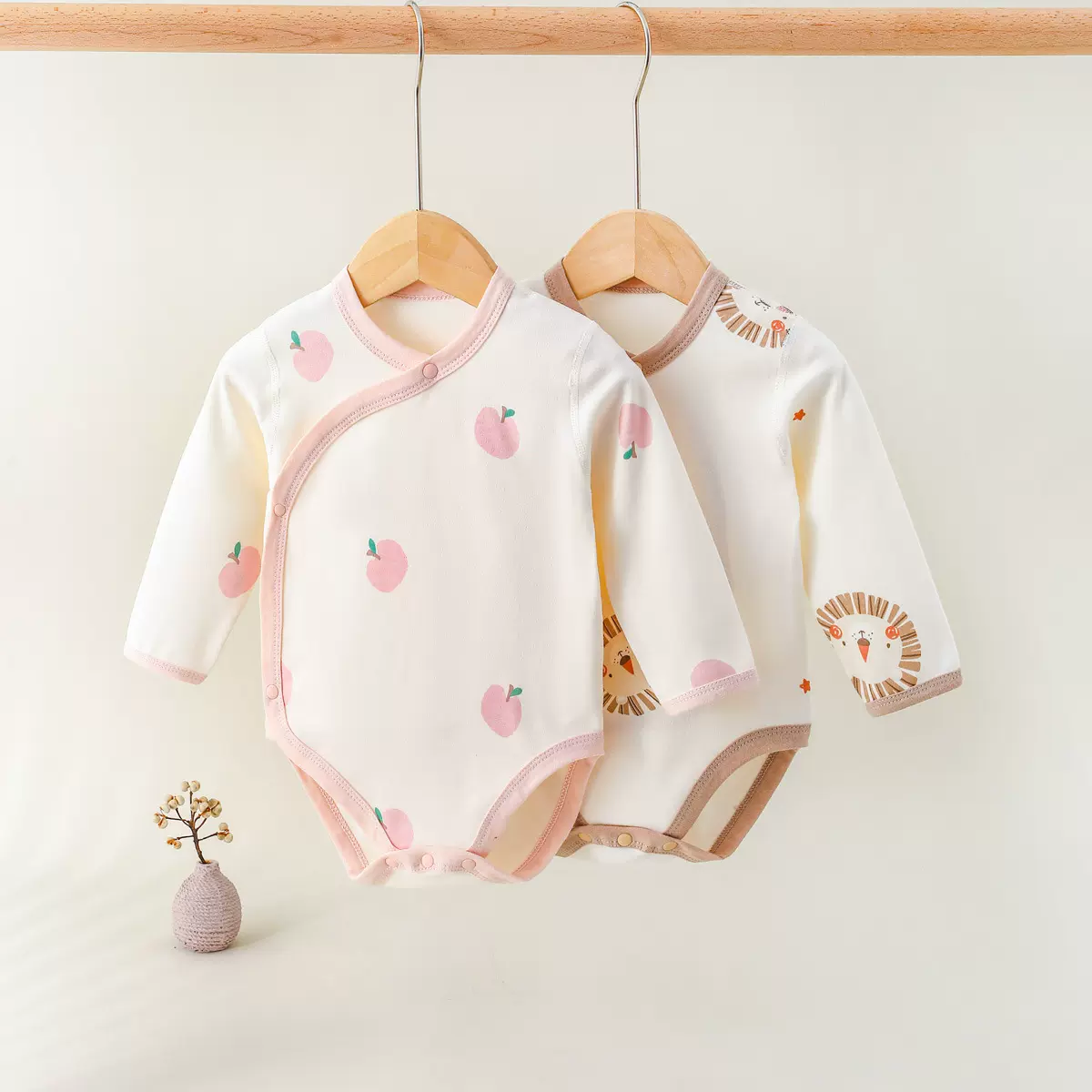 宝宝连体衣秋冬款婴儿纯棉新生儿0- 3个月长袖偏领按扣爬服童装