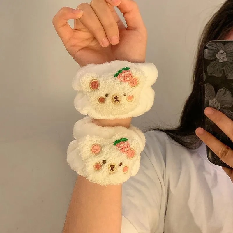 2 white bears