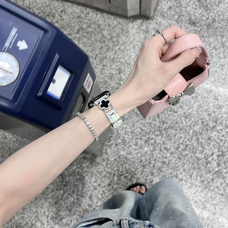 Suitable for the New Four-Leaf Clover Crocodile Leather Strap, Suitable for Applewatchs11/S10 Apple Watch Strap Iwatch9