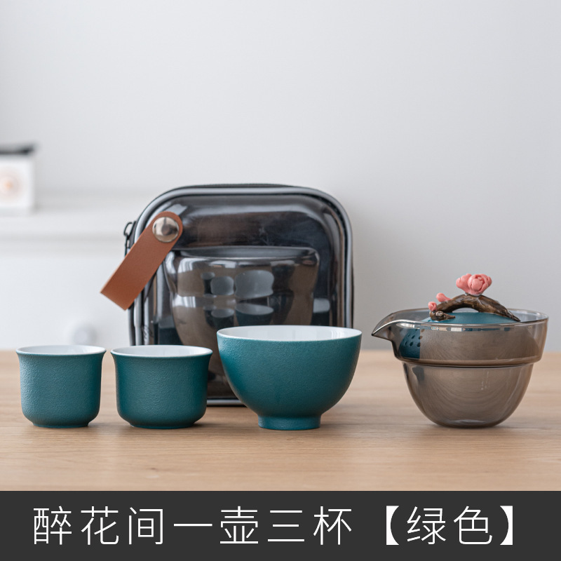 녹색 3 컵 냄비 사이에 취한 꽃