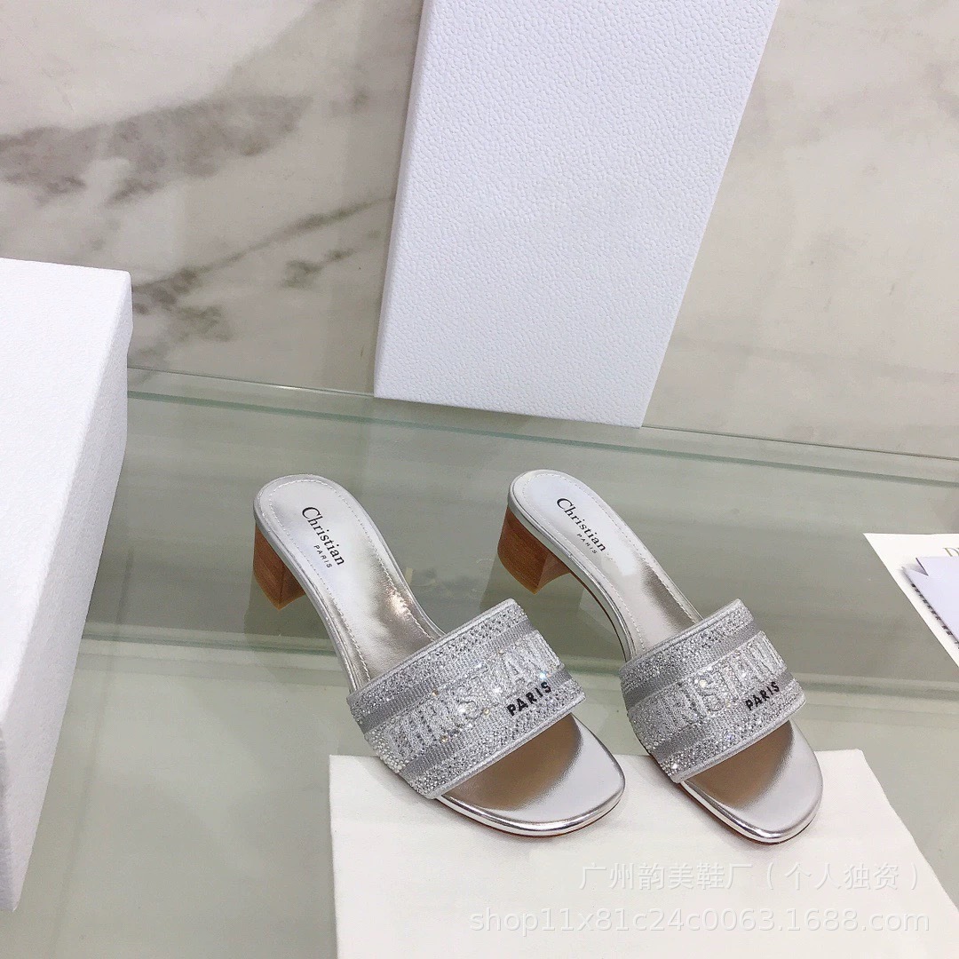 2025 verano D casa pantuflas bordadas mujeres que usan ropa exterior celebridad de Internet playa piel de oveja con zapatillas de diamantes de imitación de tacón medio mujeres