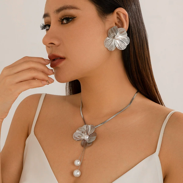 01 Necklace + Earrings White K 5084