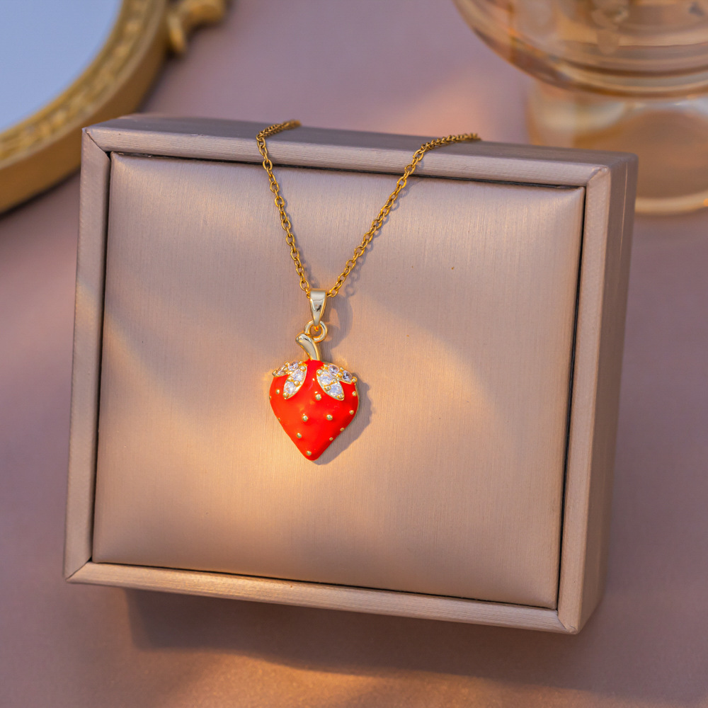 Collar de clavícula con fresas de esmalte – pequeño, fresco, dulce, frutal, de nicho
