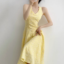 2025夏日绝美小裙子法式名媛气质港风刺绣领挂脖无袖绑带收腰字连