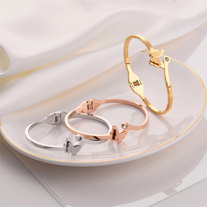 Accesorios europeos y estadounidenses de moda transfronteriza de acero inoxidable mariposa abertura de diamantes brazalete al por mayor
