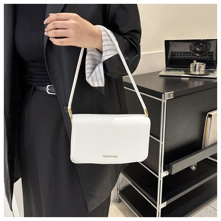 Texture simple et à la mode petit sac carré 2024 nouveau sac à bandoulière polyvalent de banlieue version coréenne sac à aisselles design de niche à la mode_voghion.com