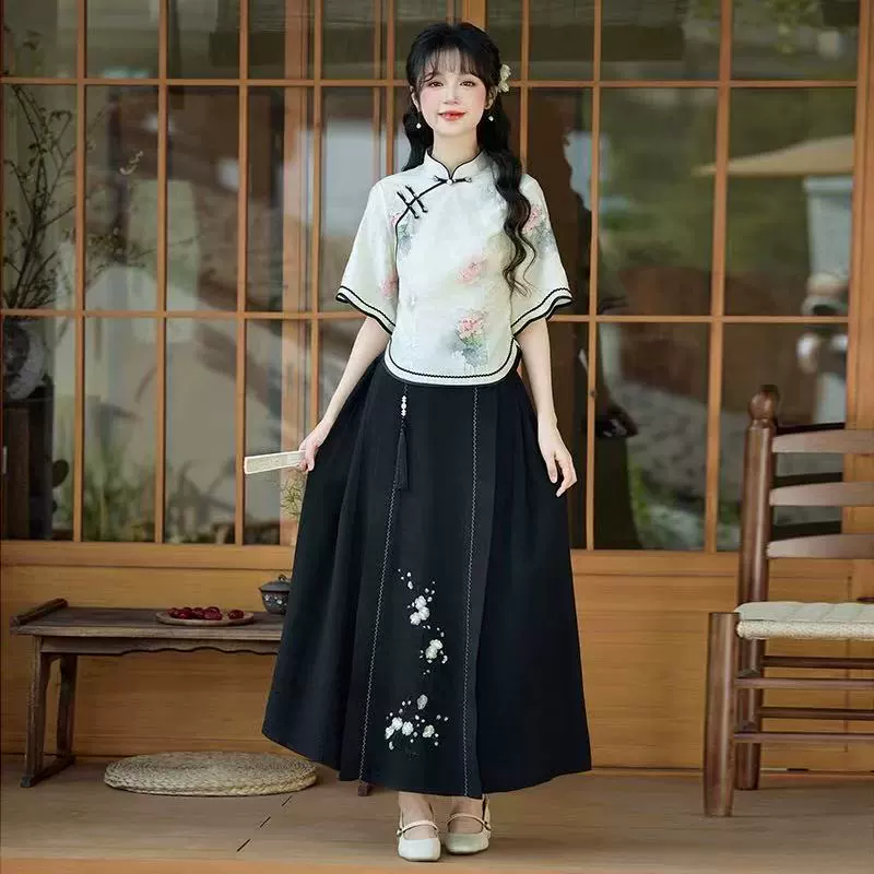 Женский Cheongsam Республики Китай, лето 2025, новый стиль, новый китайский дизайн с пряжкой в виде диска с вышивкой, утягивающий студенческий костюм для женщин