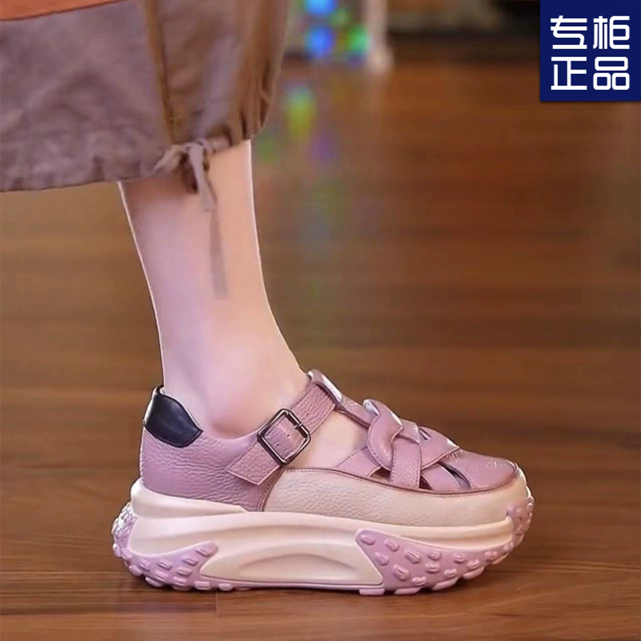 Толстая подошва против запаха папы обувь весной и летом 2024 года дышащая повседневная обувь новая полая сандалия для женщин