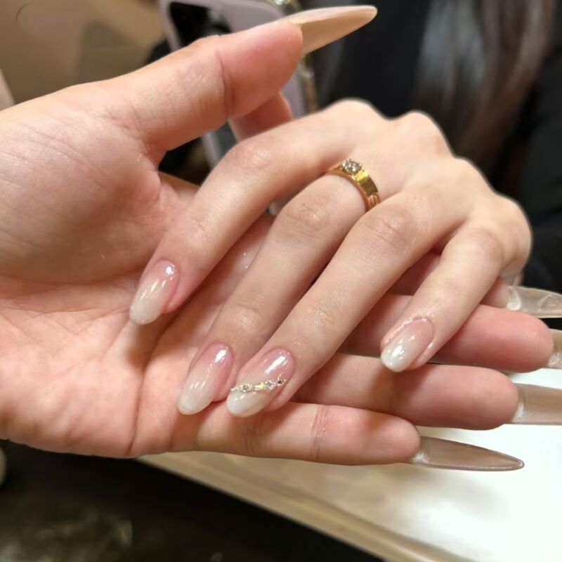 Handmade short-length press-on nails in milky white gradient with sparkling 3D rhinestones, suitable for weddings, gentle and flattering, everyday false nails Handmade short-length press-on nails in milky white gradient with sparkling 3D rhinestones, suitable for weddings, gentle and flattering, everyday false nails
