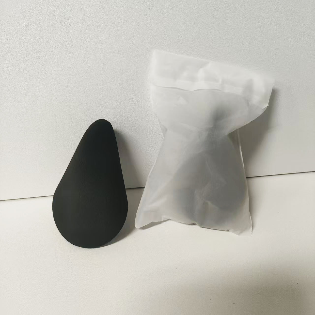 Huevo de maquillaje de belleza, soplo de maquillaje, negro clásico, variedad de formas, maquillaje de forma especial, huevo, herramienta de goteo de corte oblicuo sin látex