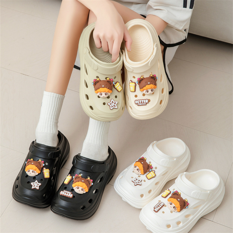 Zapatos con agujeros para mujer 2025 nuevos zapatos de playa de dibujos animados de moda linda verano suela gruesa aumento sandalias antideslizantes mujeres