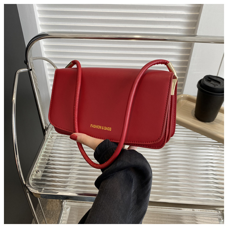 Texture simple et à la mode petit sac carré 2024 nouveau sac à bandoulière polyvalent de banlieue version coréenne sac à aisselles design de niche à la mode_voghion.com