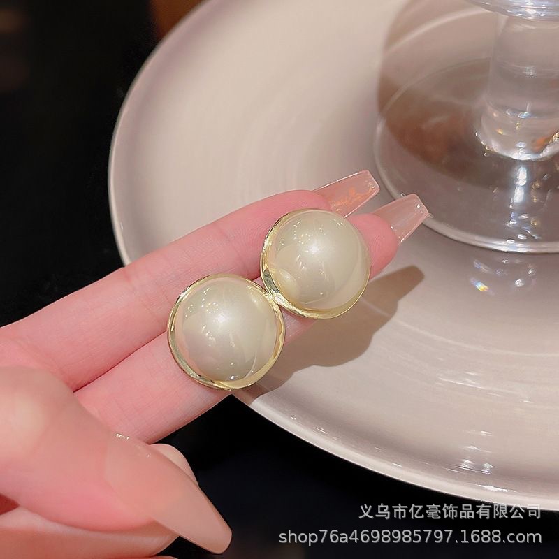 S925 Pendientes de perlas de temperamento Pendientes de lujo ligero de alta gama Pendientes al por mayor y al por menor transfronterizos Mujeres