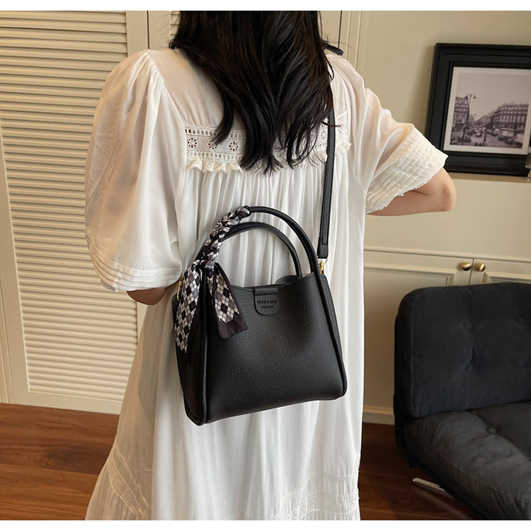 This year, the popular hand-held bucket bag for women in 2025 is a new, fashionable and simple single-shoulder small handbag that is versatile for commuting undefined