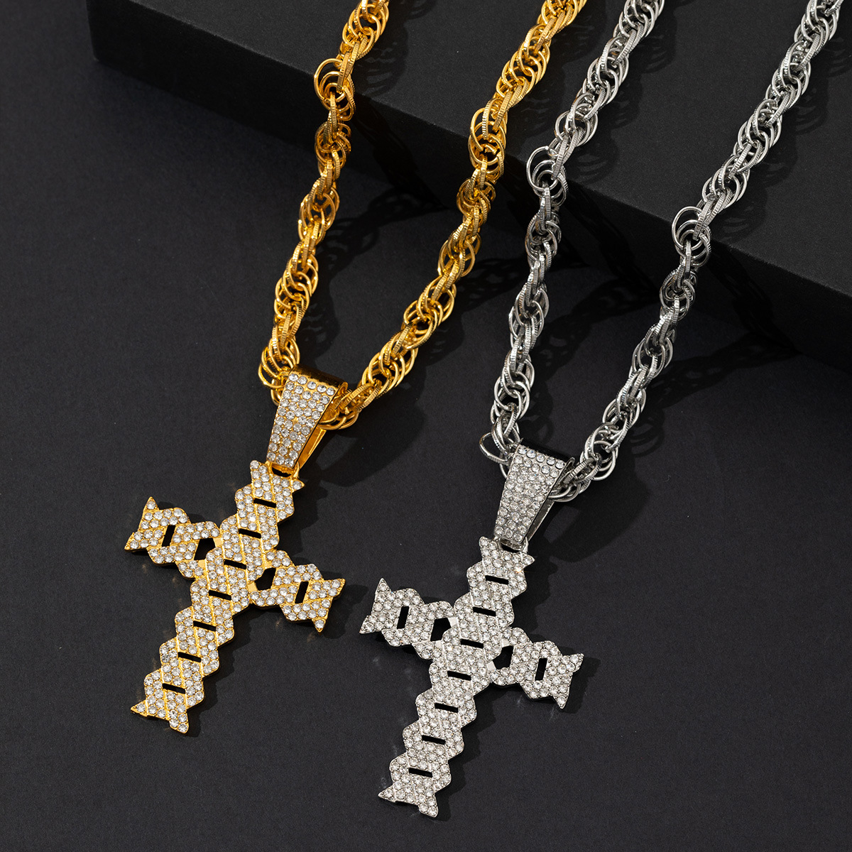 Catena cubana con pendente a croce di diamanti per uomo_voghion.com
