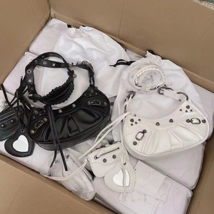 ���Q�羳Ů�������¿�C܇�����K�T�����һ��ѿ�μ�б���