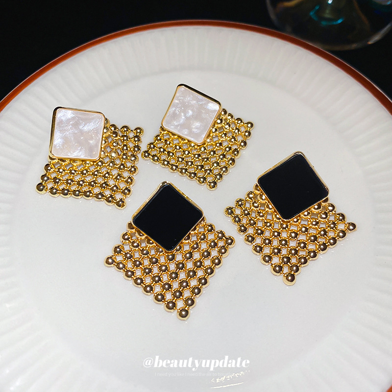 Pendientes en forma de diamante tejidos con aguja de plata Pendientes de temperamento de alta gama de lujo ligero Pendientes de todo fósforo de moda de nicho retro femenino