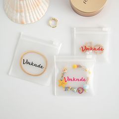 メーカーはイヤリングのブレスレットを提供しています。
