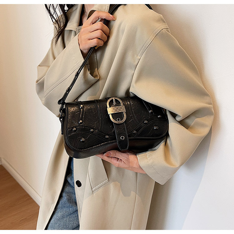 Women's Medium Pu Leather Solid Color Streetwear Rivet Lock Clasp Underarm Bag display picture 10