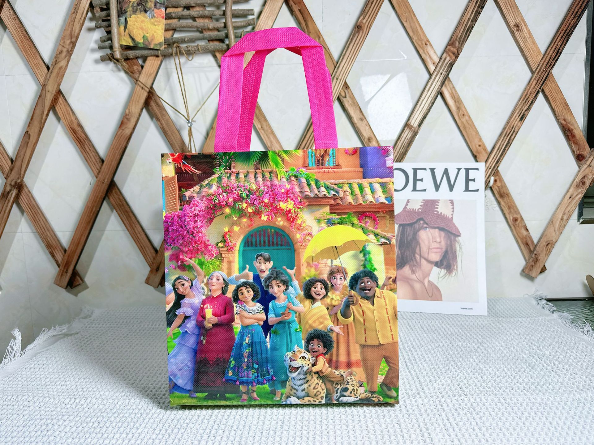 外贸工厂新款卡通无纺布手提袋魔法满屋礼品袋礼物包装袋现货批发