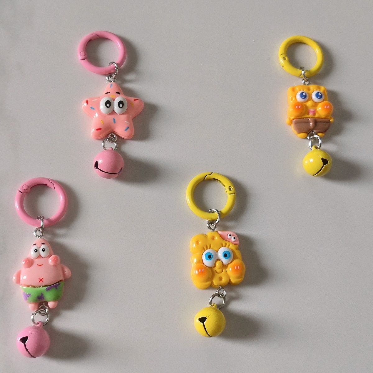 Tarjeta de campana D01 Baby Esponja Pi Big Star Keychain Cartoon nuevos accesorios lindos amigos regalos mochila colgar