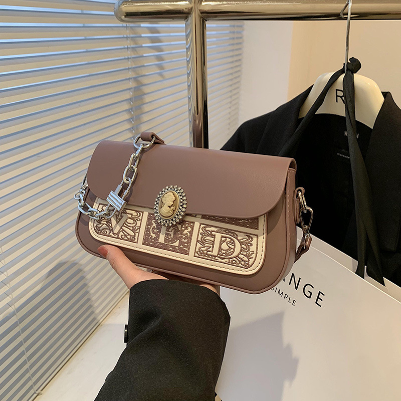 2023 New Fashion Messenger Bag Niche Design Advanced Sense Ricamo Ascellare Fashion Borsa a tracolla temperamento di alta qualità_voghion.com