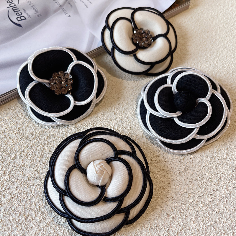 Chanel estilo rhinestone Camelia broche elegante flor collar flor ramillete pin elegante Hepburn francés ropa Accesorios