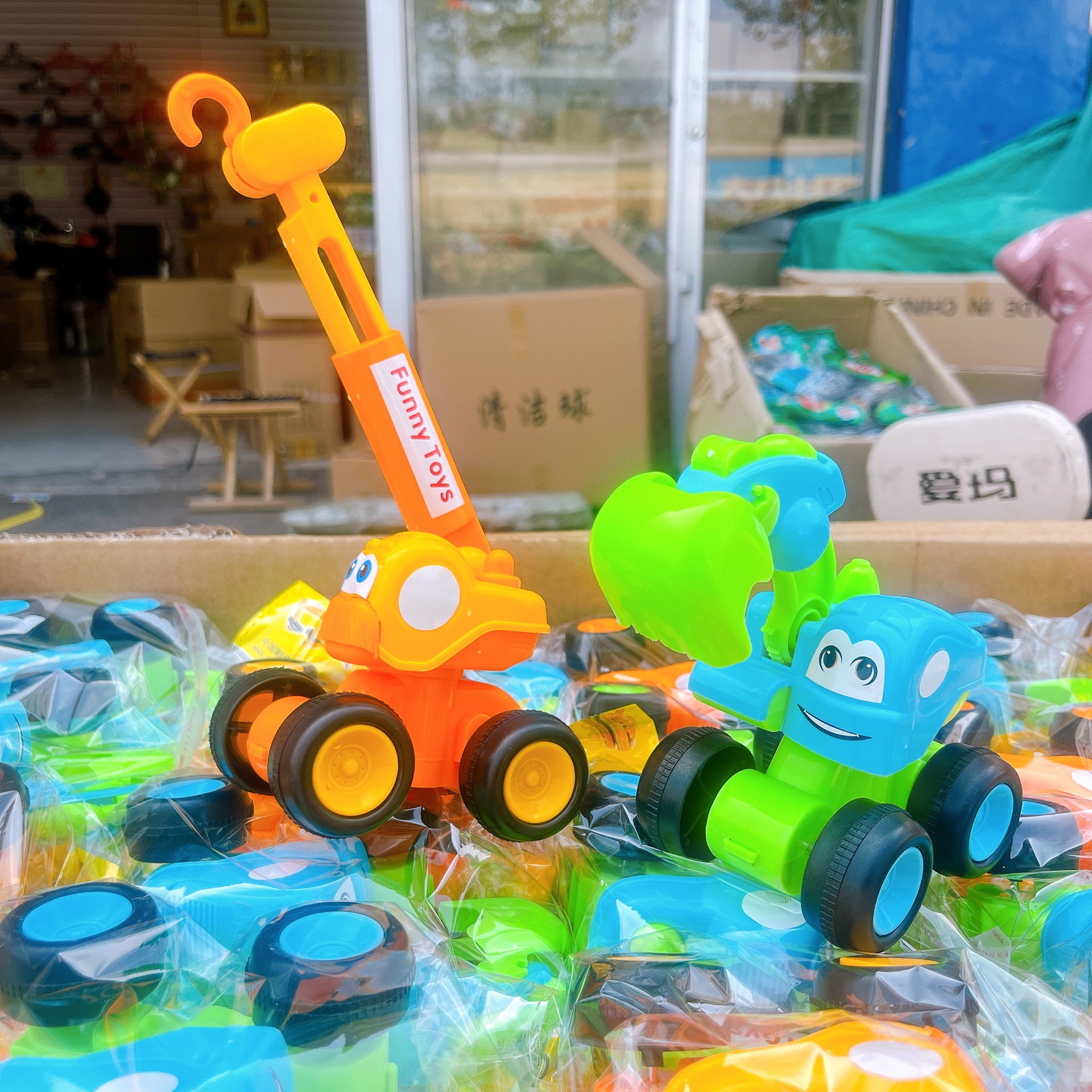 热销工程消防模型车男孩铲车玩具儿童吊车惯性玩具车两元店批发